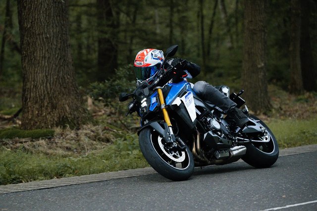 Suzuki_GSX-S1000M5-2