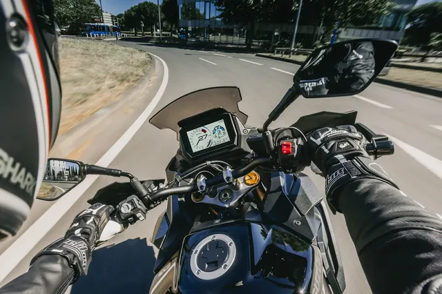 GSX-S1000GX_M4_YVB_Action_17