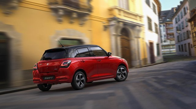 Nieuwe_Suzuki_Swift_rood_stad_achter