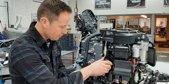 Koeling buitenboordmotor reinigen