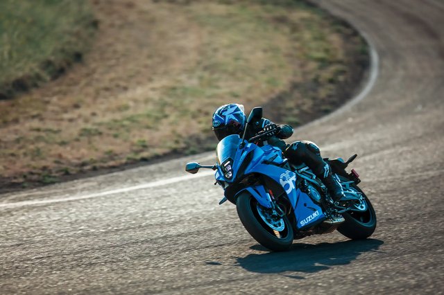 GSX800FRQM6_action_3