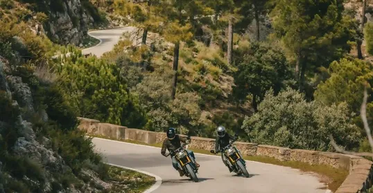 Hoe rem je het veiligst met je motor in een bocht?