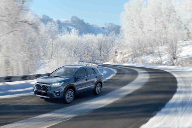 Suzuki_S-Cross_hero_snow.jpg