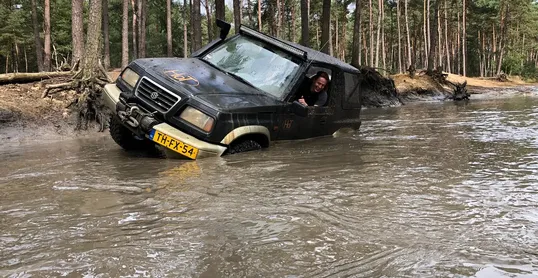 Suzuki Stories: Rick daagt zijn Vitara flink uit met offroadrijden