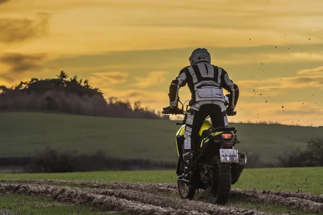 DL800DERCM3_action_97