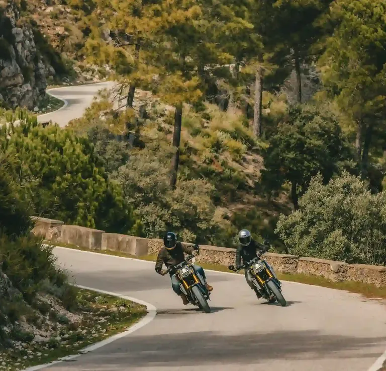 Hoe *rem* je het *veiligst* met je *motor in een bocht*?