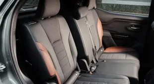 Suzuki_e-VITARA_verschuifbare_achterbank