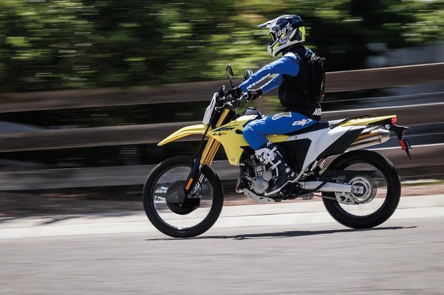 DR-Z400SRJM5_Action_accessoires