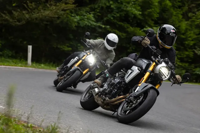 SUZUKI GSX-8T Two bikes_010