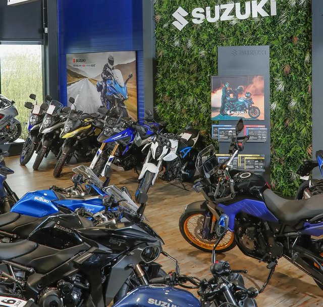 Suzuki_Motorfiets_Dealer-showroom