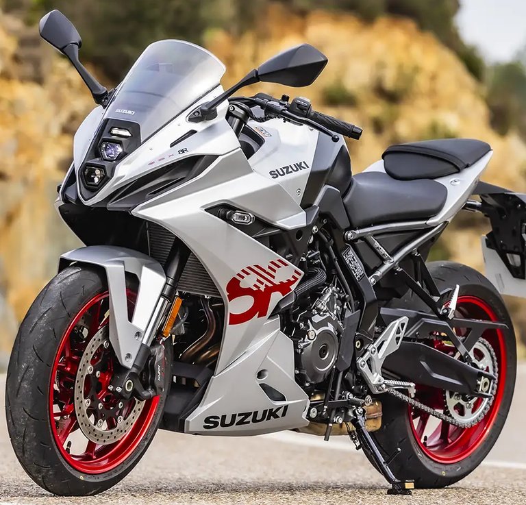 Test: *Suzuki GSX-8R* door Motorfreaks