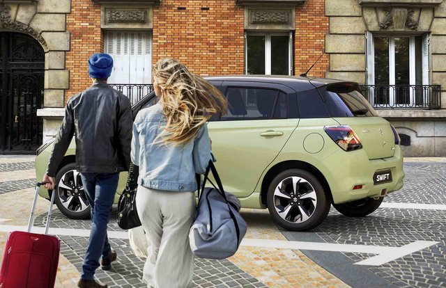 Nieuwe_Suzuki_Swift_geel_stad_zij_bagage