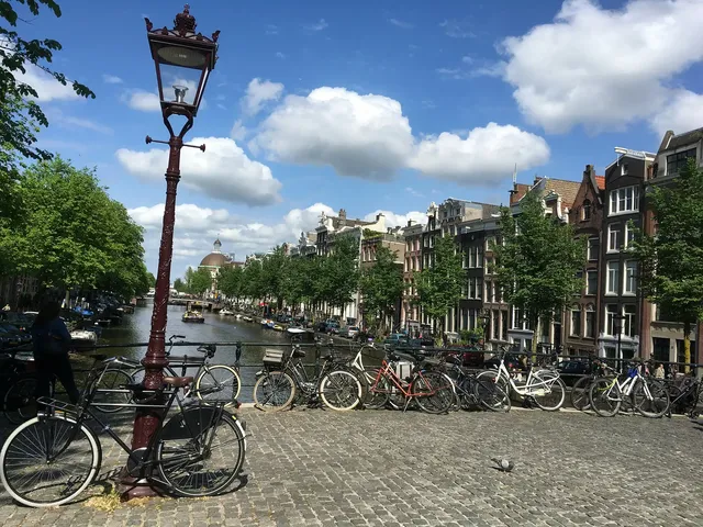 Amsterdam_pieter-van-de-sande-fYb_87qz1to-unsplash