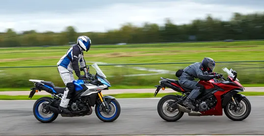 Vergelijkingstest Suzuki GSX-S1000GT vs GSX-S1000GX Motor.nl
