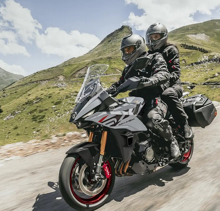 Nieuwe kleuren en winglets voor Suzuki <br/>*GSX-S1000GX*