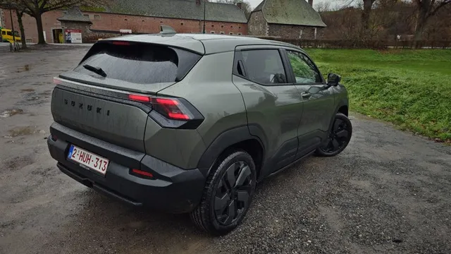 Suzuki-e-Vitara-achterdriekwart