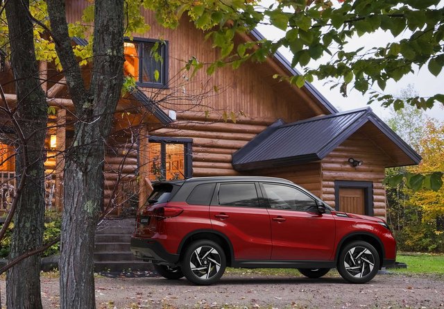 Nieuwe_Vitara_red_cabin