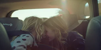 Hoe vervoer je veilig een kind in de auto?