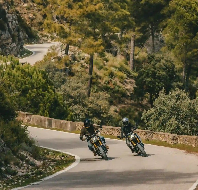 Hoe *rem* je het *veiligst* met je *motor in een bocht*?