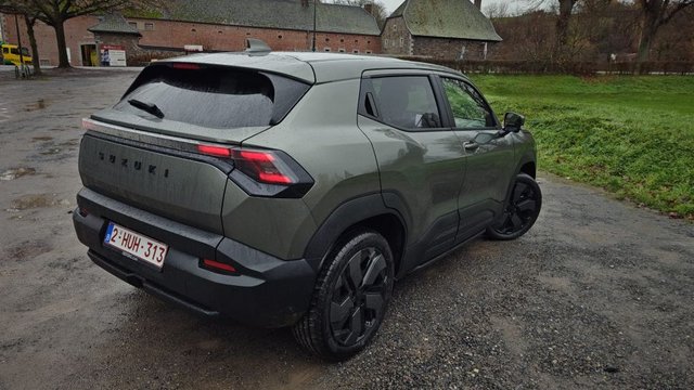 Suzuki-e-Vitara-achterdriekwart