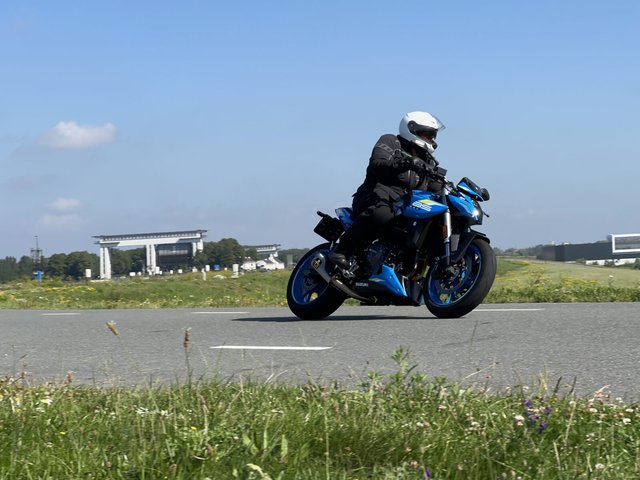 suzuki-gsx8s-2023-review-full-option-foto16-1600x1200