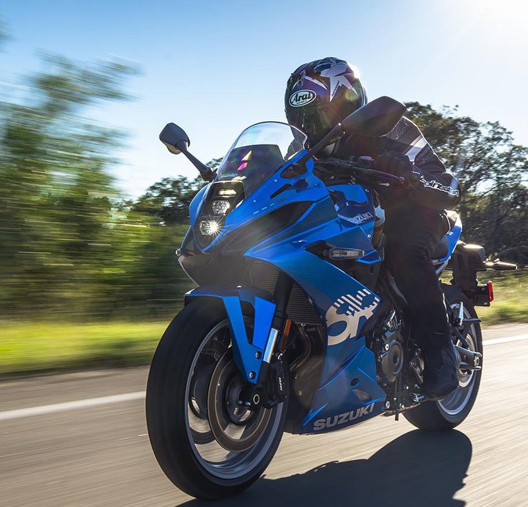 Suzuki introduceert de #*GSX-8R*#