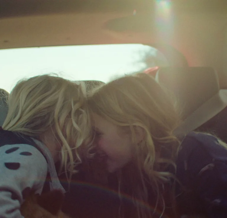 Hoe *vervoer je veilig een kind* in de auto?