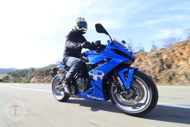 Test-2024-Suzuki-GSX-8R-8