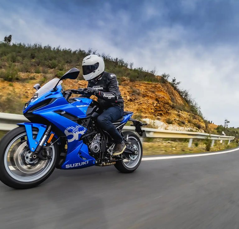 Test: *Suzuki GSX-8R* door Motor.nl