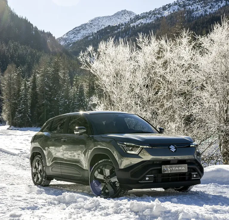 Met een elektrische Suzuki op *wintersport*: