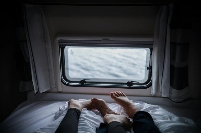 lucas-favre-OQz4-s_Yw8s-unsplash