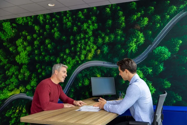 Suzuki_dealer_klant_verkoopgesprek