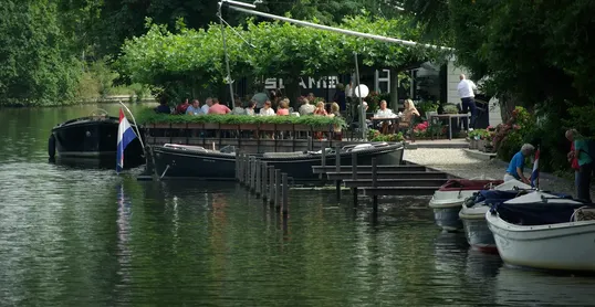 Lunchen aan het water: de beste plekken met aanlegsteiger