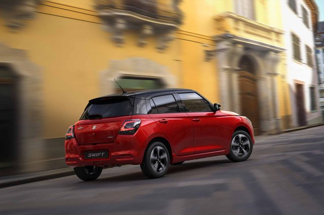 Nieuwe_Suzuki_Swift_rood_stad_achter_2000x1300